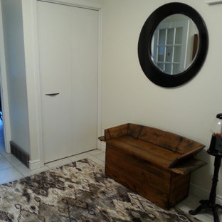 Idéer för att renovera en stor eklektisk foajé, med grå väggar, klinkergolv i porslin, en tvådelad stalldörr och en vit dörr