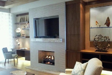 Diseño de salón para visitas clásico renovado con todas las chimeneas, marco de chimenea de piedra y televisor colgado en la pared