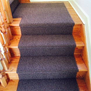 Foto de escalera en L, clásica, de tamaño medio, con escalones de madera y contrahuellas de madera