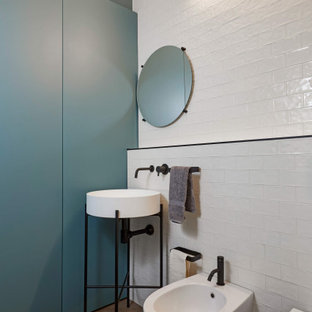 Idee per un bagno di servizio design con bidè, piastrelle bianche, piastrelle diamantate, pareti grigie, lavabo a consolle e pavimento marrone