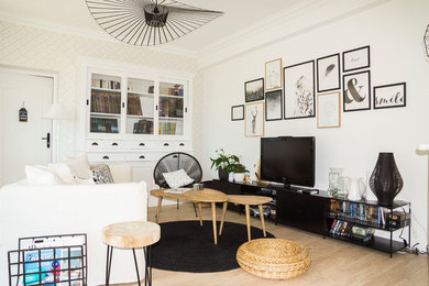 Cette photo montre un grand salon éclectique ouvert avec un mur blanc, sol en stratifié et un manteau de cheminée en plâtre.