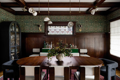 Geschlossenes, Mittelgroßes Uriges Esszimmer mit grüner Wandfarbe, braunem Holzboden, Tapetenwänden, vertäfelten Wänden, Kassettendecke und braunem Boden in Seattle