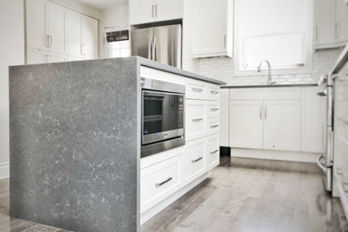 Kitchen - contemporary kitchen idea in Ottawa