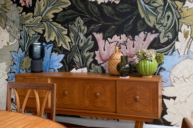 Modelo de comedor de cocina de estilo americano de tamaño medio con paredes multicolor, suelo de madera en tonos medios, suelo beige y papel pintado