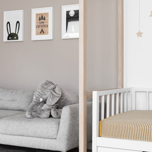 Exempel på ett mellanstort modernt pojkrum kombinerat med sovrum och för 4-10-åringar, med vita väggar och ljust trägolv