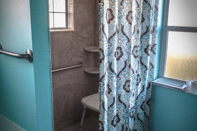 Example of a trendy bathroom design in Orlando