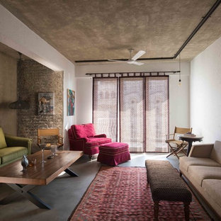 Foto de salón mediterráneo con paredes blancas, suelo de cemento y suelo gris