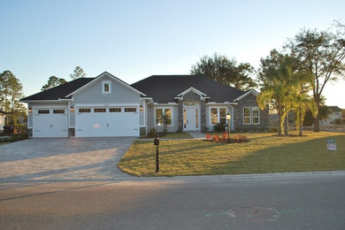 Inspiration for a modern exterior home remodel in Jacksonville