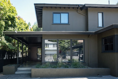 タンパにあるミッドセンチュリースタイルのおしゃれな家の外観の写真