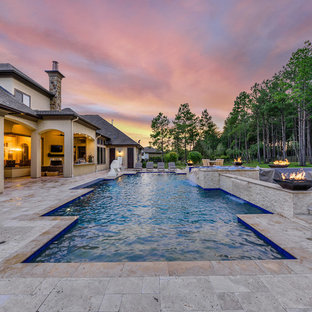 ヒューストンの大きい長方形トランジショナルスタイルのおしゃれなプール (天然石敷き) の写真