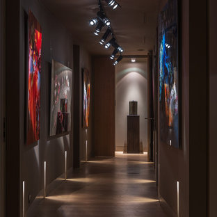 Создайте стильный интерьер: коридор в современном стиле с серыми стенами и паркетным полом среднего тона - последний тренд