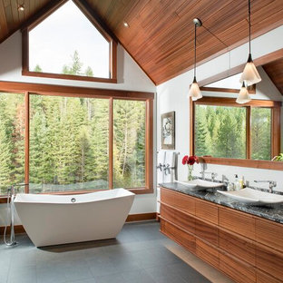 Bäder mit bunten Wänden und Holzdecke Ideen, Design & Bilder - August