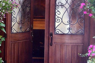 Diseño de puerta principal rural pequeña con puerta doble y puerta marrón