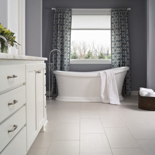 Badezimmer mit lila Wandfarbe und Vinylboden Ideen, Design & Bilder