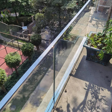 Outdoor balcony frameless glass railing U-shaped aluminum channel installation