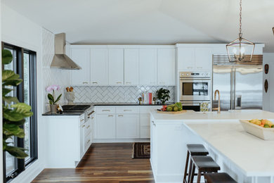 Kitchen - modern kitchen idea in Raleigh
