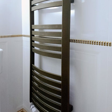 White & Gold Pentagon En-suite