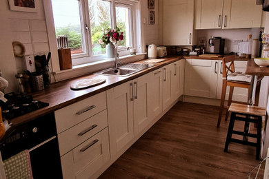 Inspiration for a medium sized rural l-shaped enclosed kitchen in Glasgow.