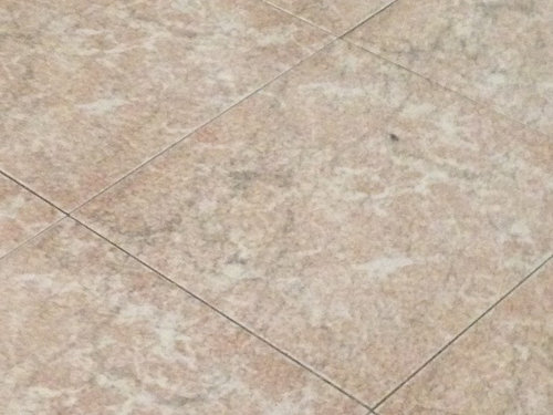 Pavimento simil marmo rosa, colore pareti? Pavimento beige colore pareti