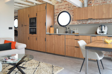 Mittelgroßes Industrial Wohnzimmer im Loft-Stil mit weißer Wandfarbe, Betonboden, Eck-TV, grauem Boden, freigelegten Dachbalken und Ziegelwänden in Bilbao