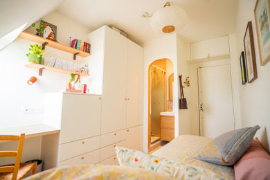 Idée de décoration pour une petite chambre d'amis blanche et bois design avec un mur blanc et parquet clair.