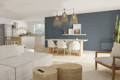 Imagen de sala de estar abierta costera grande con paredes azules, suelo de madera clara, todas las chimeneas, marco de chimenea de ladrillo y televisor independiente
