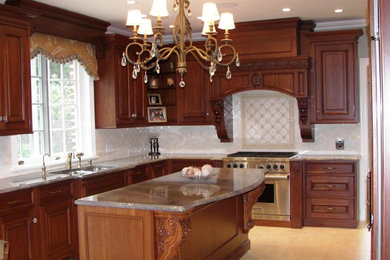 Kitchen - traditional kitchen idea in New York