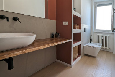 Idee per una stretta e lunga stanza da bagno con doccia contemporanea di medie dimensioni con doccia a filo pavimento, WC sospeso, piastrelle blu, piastrelle in gres porcellanato, pareti rosse, parquet chiaro, lavabo a bacinella, top in legno, pavimento beige, porta doccia a battente, top marrone e un lavabo
