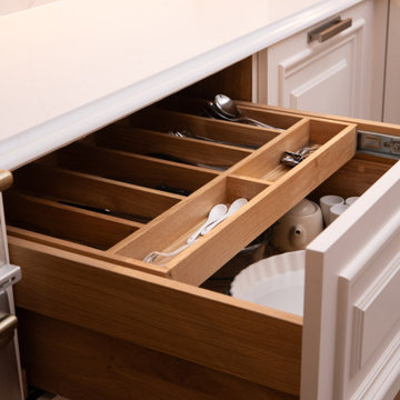 Traditional Lay-On Panelled with Large Mouldings Shaker Kitchen