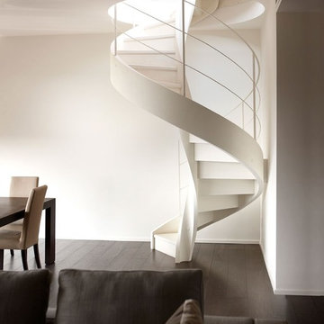 Escalier à vrille en bois avec garde-corps en inox
