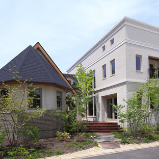 名古屋のトラディショナルスタイルのおしゃれな二階建ての家 (ベージュの外壁、陸屋根、戸建) の写真