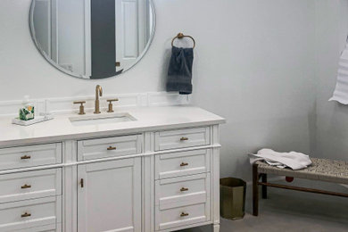 Diseño de cuarto de baño principal, único y de pie tradicional renovado con armarios con paneles empotrados, puertas de armario blancas, encimera de cuarzo compacto y encimeras blancas