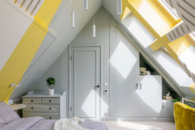 Свежая идея для дизайна: маленькая хозяйская, серо-белая спальня в скандинавском стиле с разноцветными стенами, полом из ламината, бежевым полом, сводчатым потолком, панелями на части стены и акцентной стеной для на участке и в саду - отличное фото интерьера