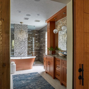 Ispirazione per una stanza da bagno padronale minimalista di medie dimensioni con ante in stile shaker, ante in legno scuro, vasca freestanding, doccia aperta, WC a due pezzi, piastrelle multicolore, piastrelle in gres porcellanato, pareti grigie, pavimento in gres porcellanato, lavabo sottopiano, top in quarzite, pavimento multicolore, doccia aperta e top multicolore