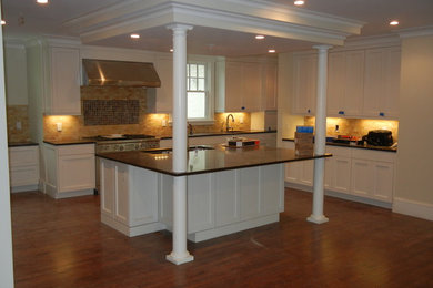 Kitchen - traditional kitchen idea in San Francisco