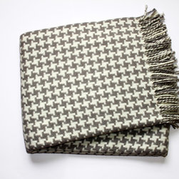 Houndstooth Fringed Plush Throw S/354 - Products