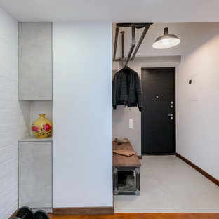 Выдающиеся фото от архитекторов и дизайнеров интерьера: входная дверь в современном стиле с белыми стенами, одностворчатой входной дверью и черной входной дверью