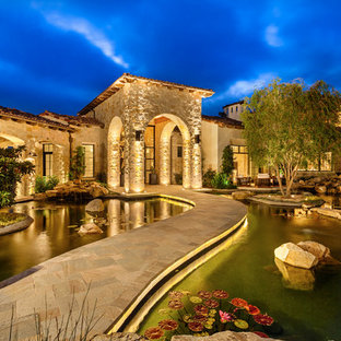 Mediterranes Haus mit Steinfassade in San Diego