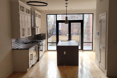 Example of a minimalist kitchen design in New York
