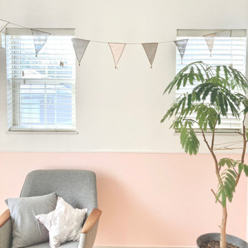 お子様の誕生色に合わせたベビーピンクの壁のお部屋