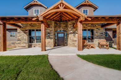 This is an example of a farmhouse porch design in Oklahoma City.