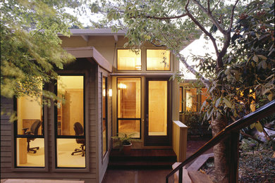 Small midcentury one-storey green exterior in San Francisco with wood siding.