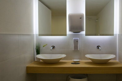 Modernes Badezimmer mit Aufsatzwaschbecken, Waschtisch aus Holz und schwebendem Waschtisch in Frankfurt am Main