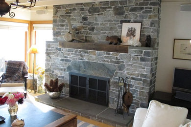 Example of a classic living room design in Seattle