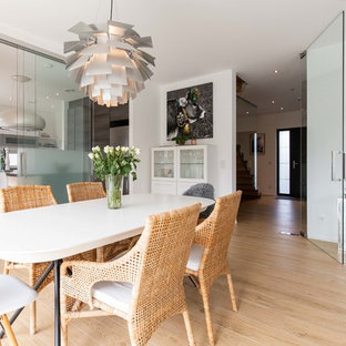 ハノーファーの中サイズのコンテンポラリースタイルのLDKの画像 (白い壁、淡色無垢フローリング、ベージュの床)