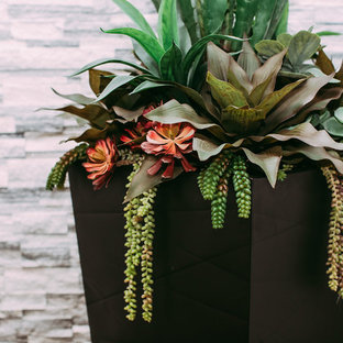 エドモントンの大きいモダンスタイルのおしゃれなホームオフィス・仕事部屋 (グレーの壁、セラミックタイルの床、吊り下げ式暖炉) の写真