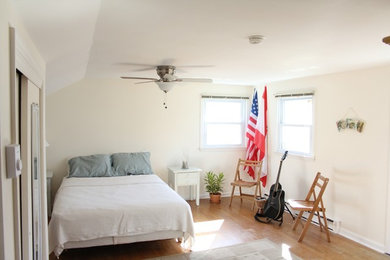 Beach style bedroom photo in Philadelphia