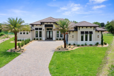 Example of an exterior home design in Orlando