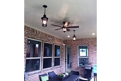 Example of a backyard patio design in Dallas