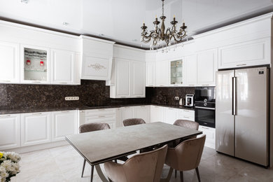 Идея дизайна: большая угловая, светлая кухня в классическом стиле с стеклянными фасадами и белыми фасадами